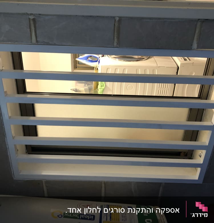 מסגרת חלון עם סורגים לבנים